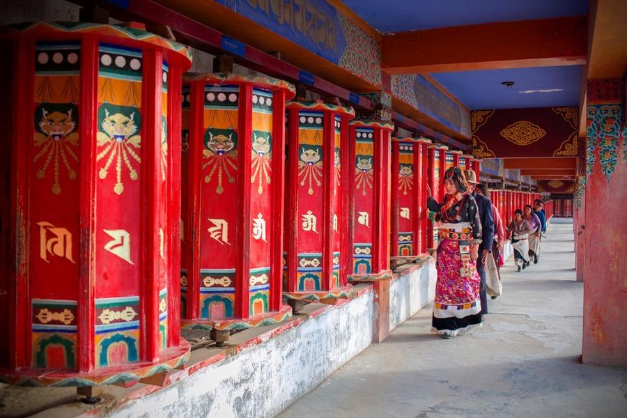 拉卜楞寺+桑科草原+郎木寺+黄河九曲第一湾+扎尕那+腊子口+ 官鹅沟+ 麦积山+伏羲庙